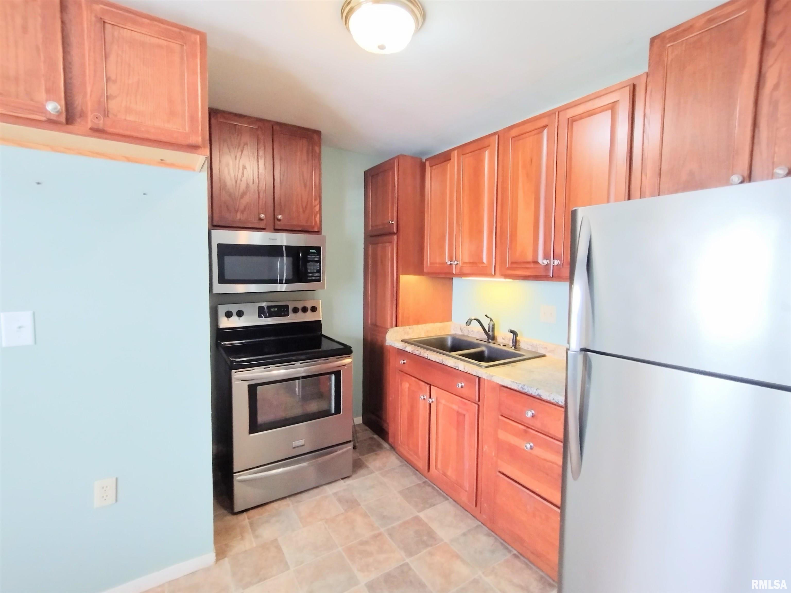 2128 Stonehenge Road Springfield, IL 62702 - Photo 8 of 33