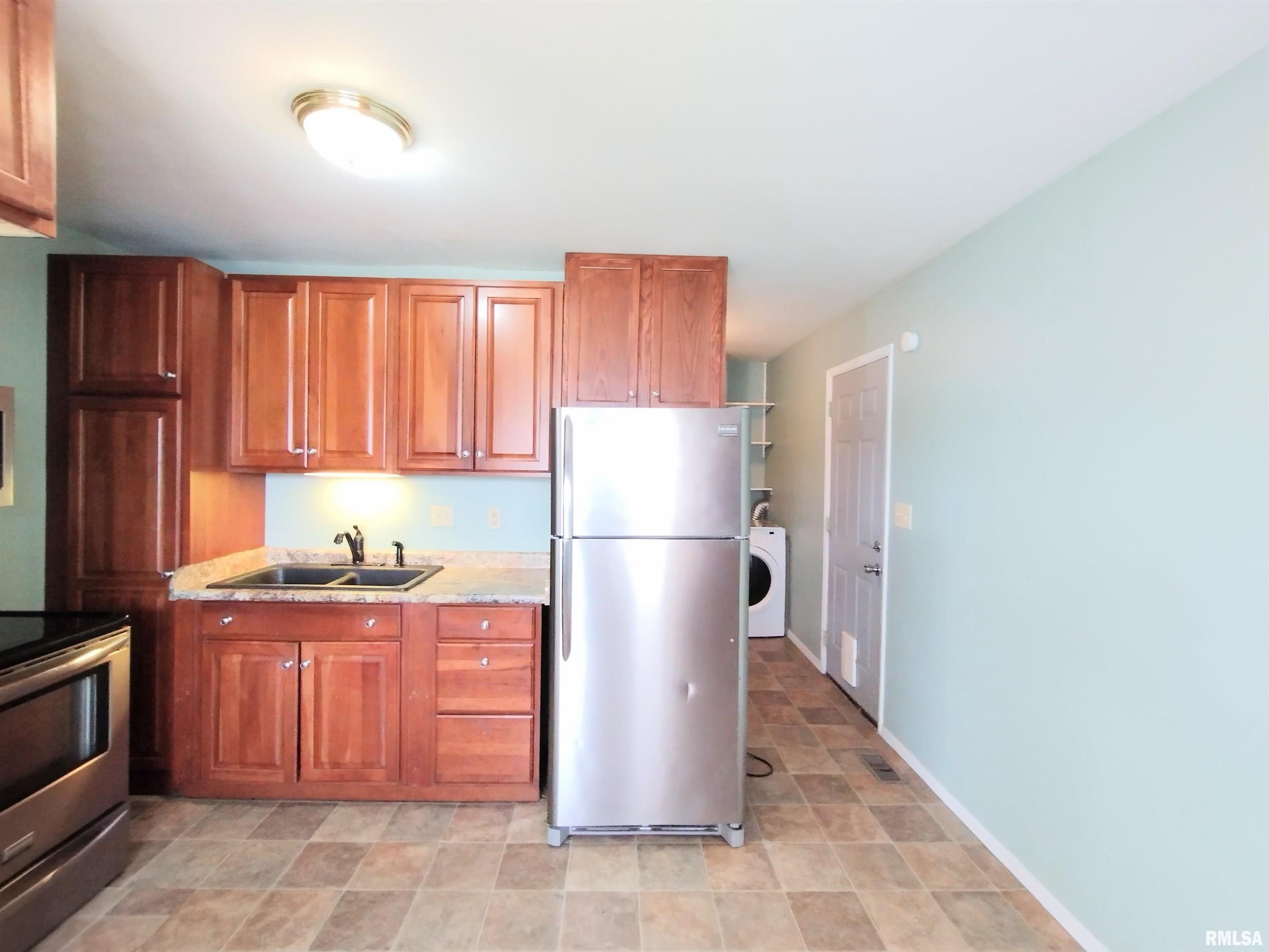 2128 Stonehenge Road Springfield, IL 62702 - Photo 9 of 33