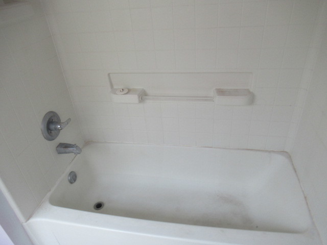 508 Ramsden Road Plano, IL 60545 - Photo 20 of 31 a bathroom with a bathtub