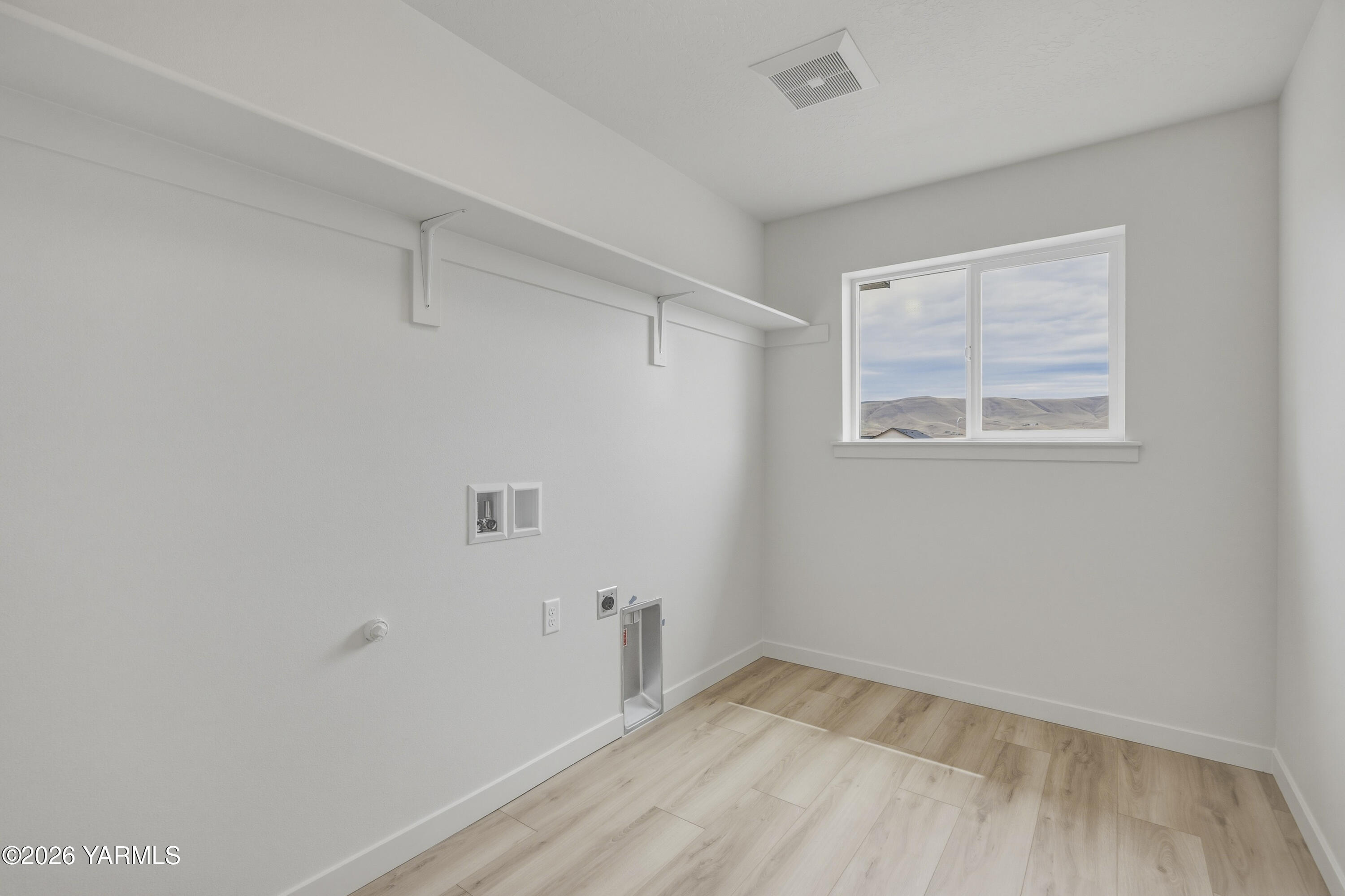 215 Packer Street Prosser, WA 99350 - Photo 12 of 45 a view of a room that has a window in it