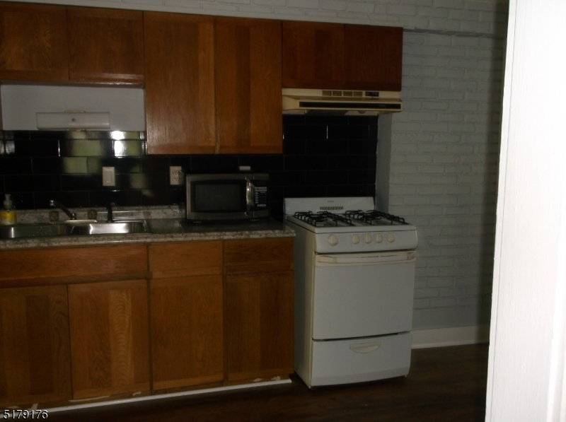 32 South Gifford Street Butler, NJ 07405 - Photo 7 of 11