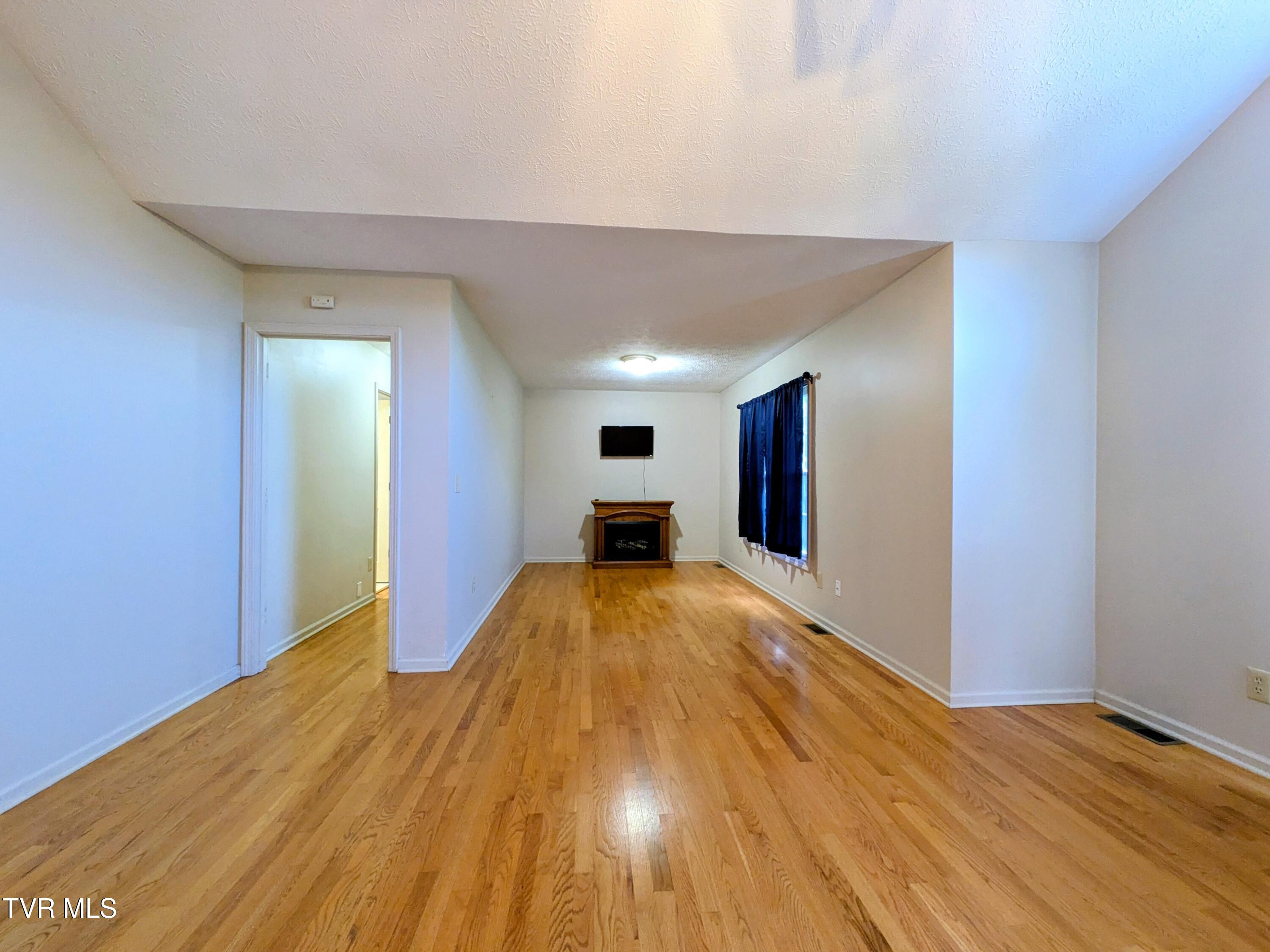 113 Nave Hollow Road Elizabethton, TN 37643 - Photo 11 of 91 Living Room(3)