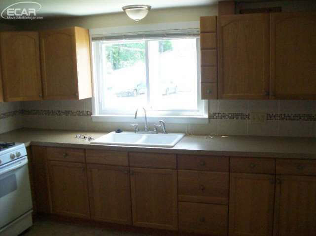 2194 North Center Road Burton, MI 48509 - Photo 4 of 14 20441787-3.JPG