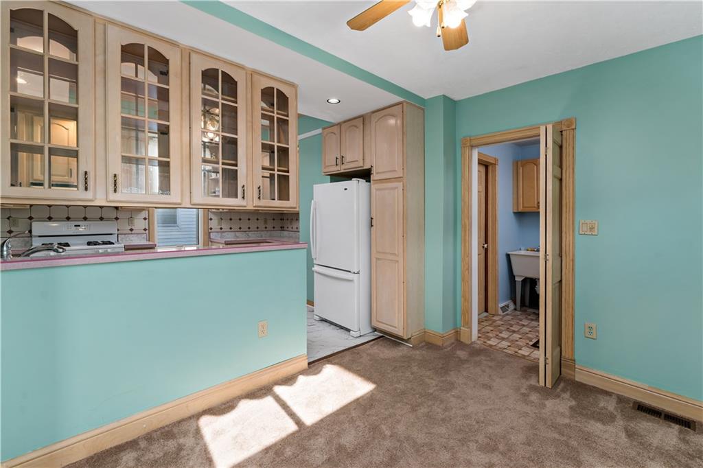 617 Maple Street Coraopolis, PA 15108 - Photo 7 of 38