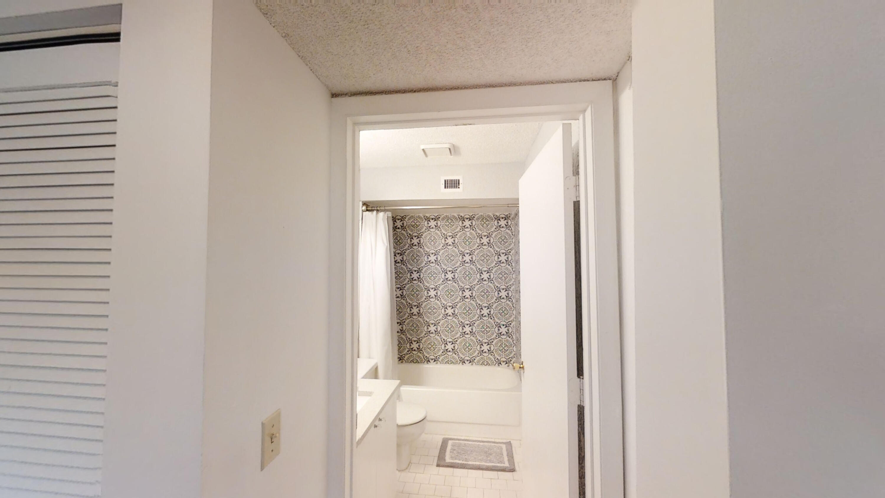 5292 Buckhead Circle, Unit 1030 Boca Raton, FL 33431 - Photo 15 of 26 Guest Bath
