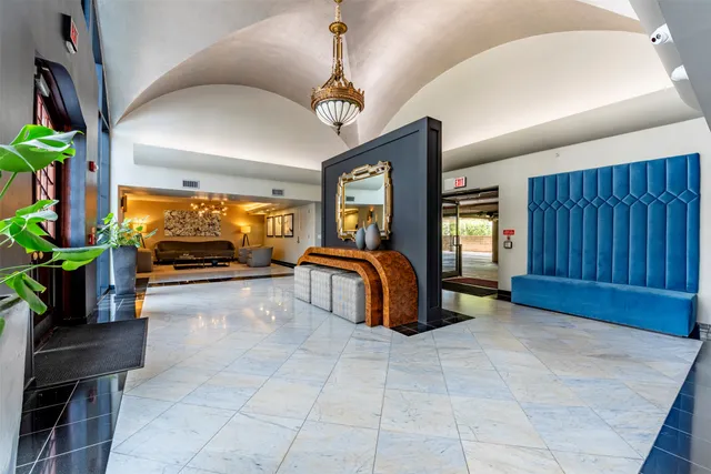 $5,050 | 1005 South Shepherd Drive, Unit 211, Houston, TX 77019