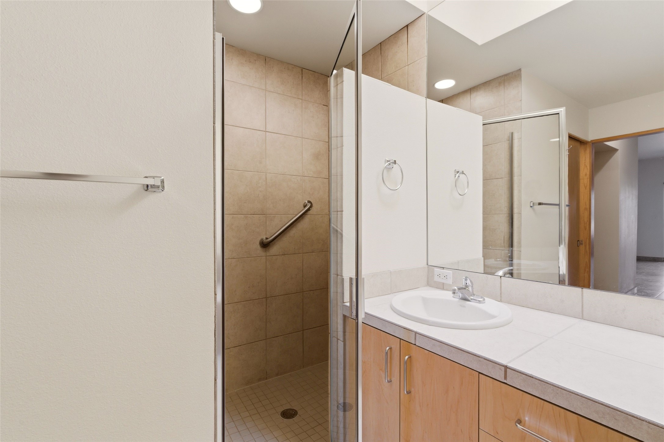 1500 Avenida Rincon, Unit 102 Santa Fe, NM 87506 - Photo 18 of 23 Upstairs bathroom