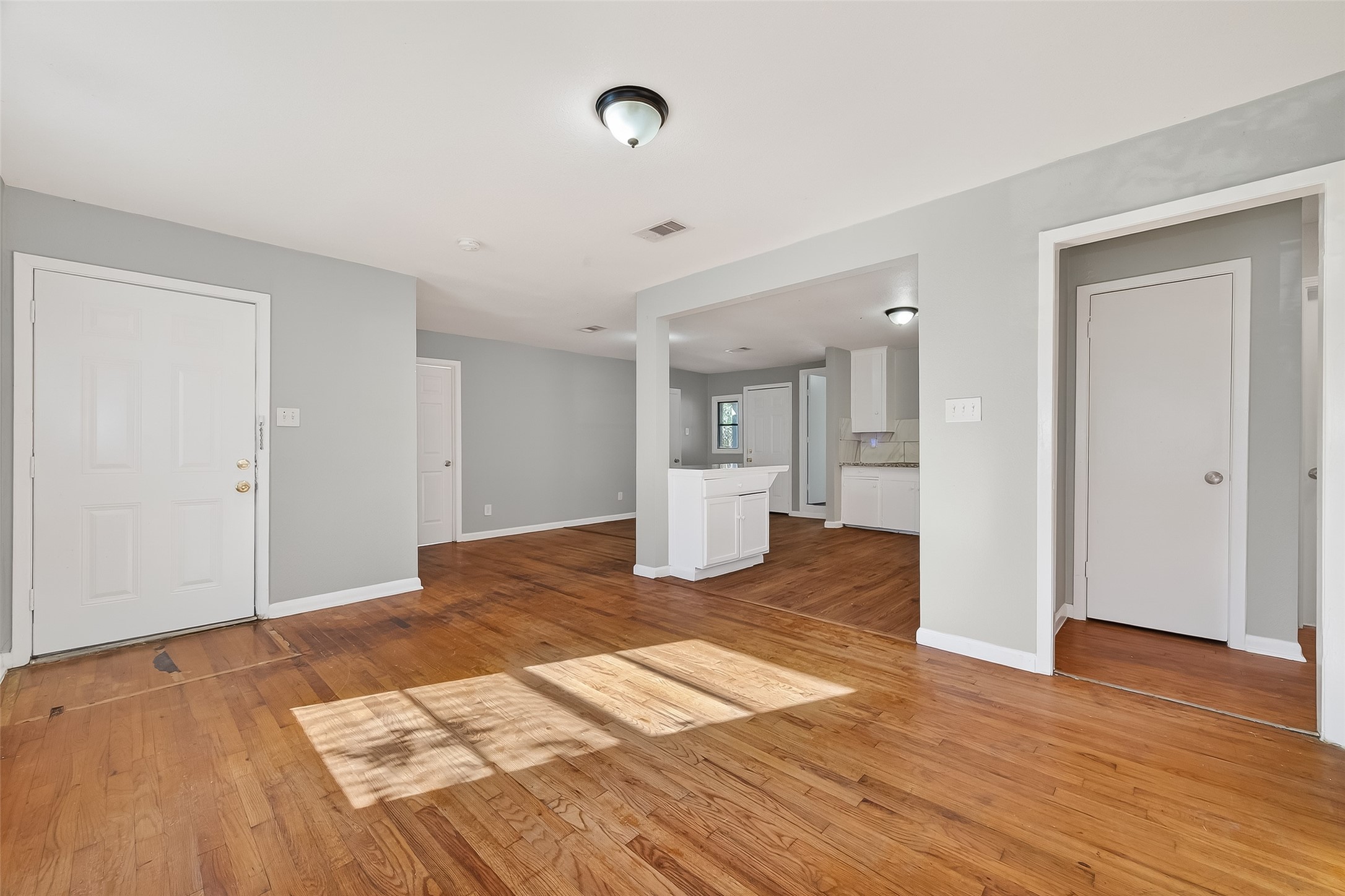 6127 Beldart Street Houston, TX 77033 - Photo 3 of 19