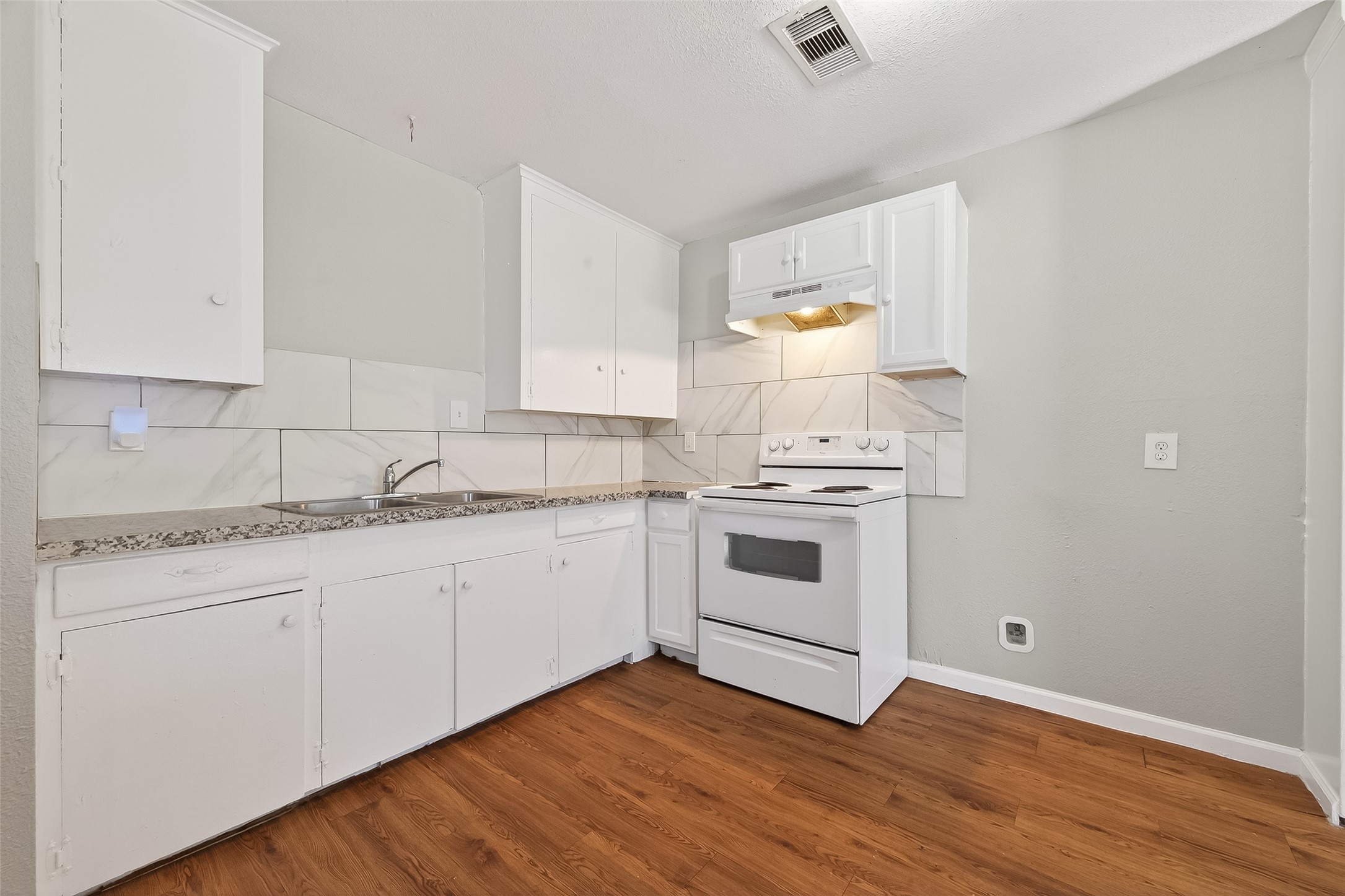 6127 Beldart Street Houston, TX 77033 - Photo 8 of 19