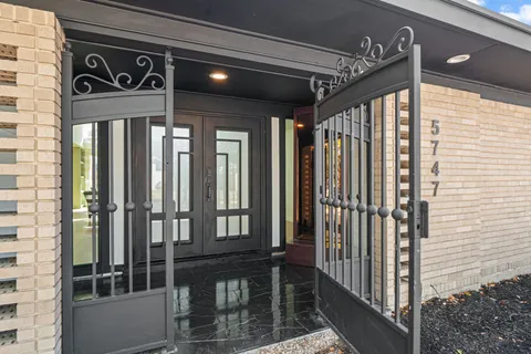 $670,000 | 5747 Jackwood Street, Houston, TX 77096
