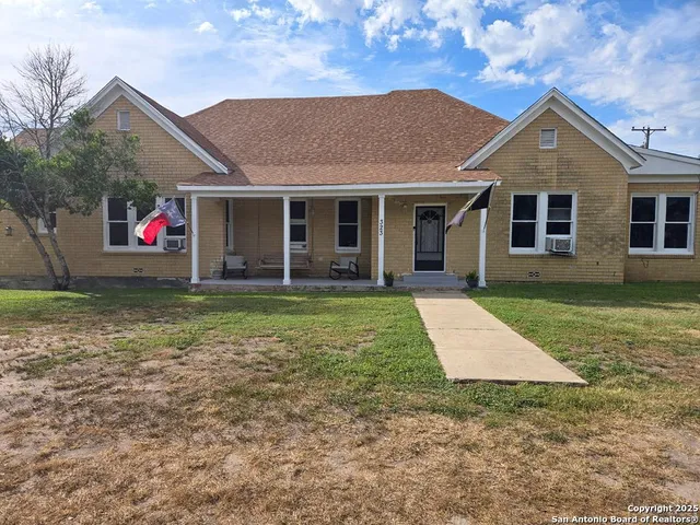 $205,000 | 323 Main, Pettus, TX 78146