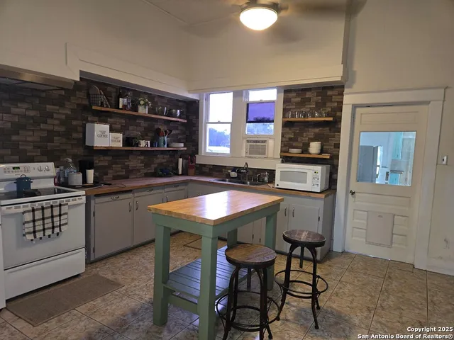 $205,000 | 323 Main, Pettus, TX 78146