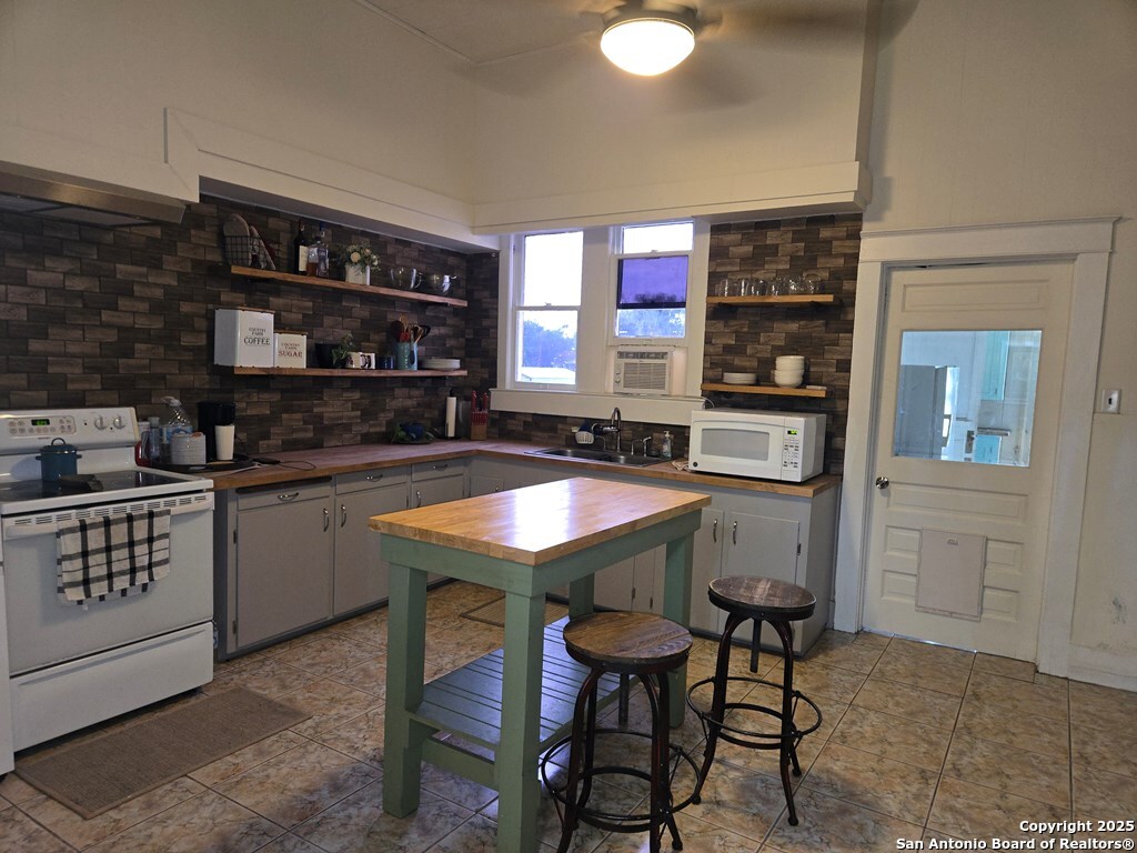 323 Main Pettus, TX 78146 - Photo 9 of 25