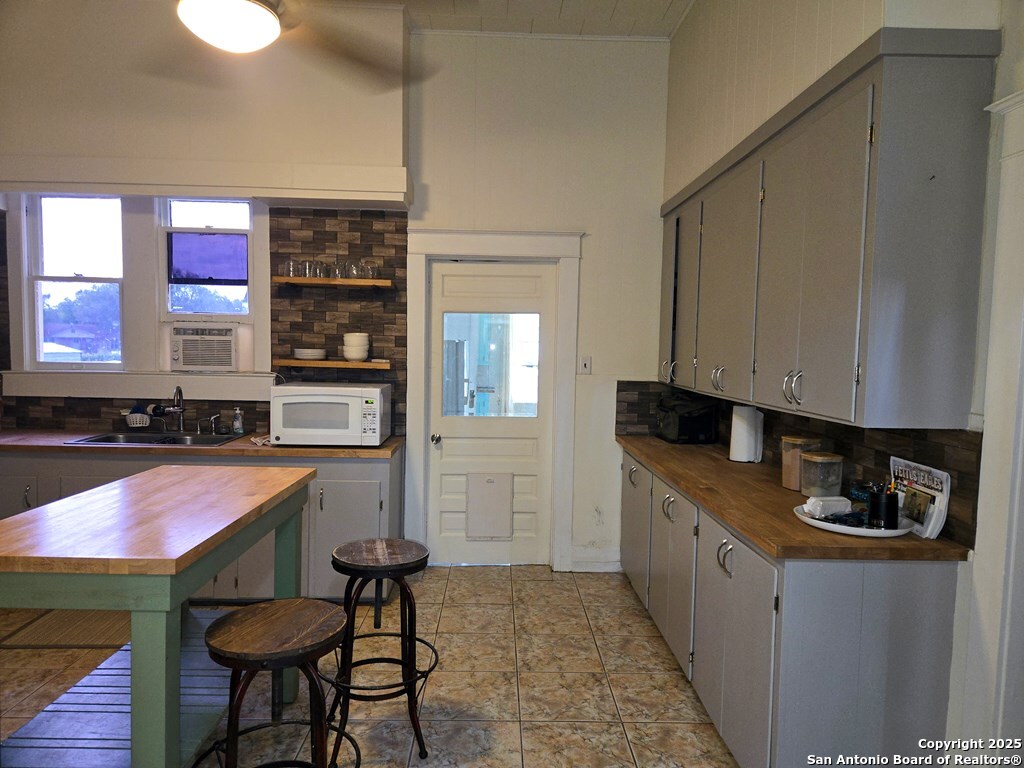 323 Main Pettus, TX 78146 - Photo 10 of 25