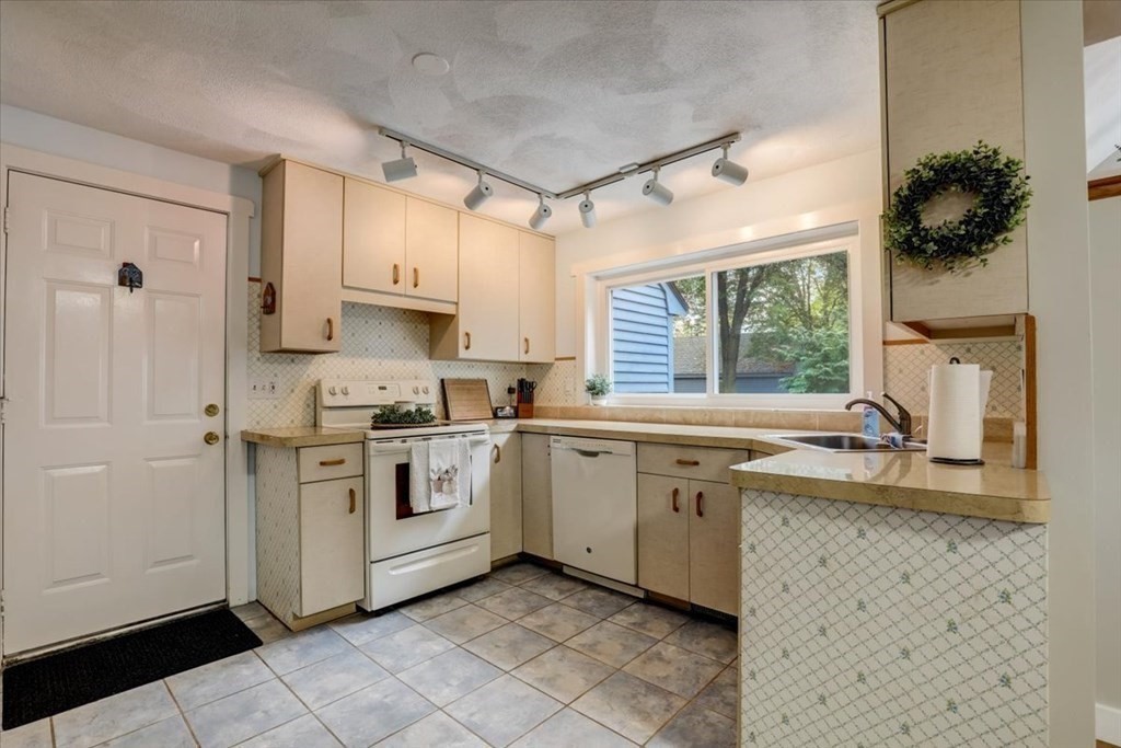 151 Maynard Road Framingham, MA 01701 - Photo 16 of 42 Gallery Image 16