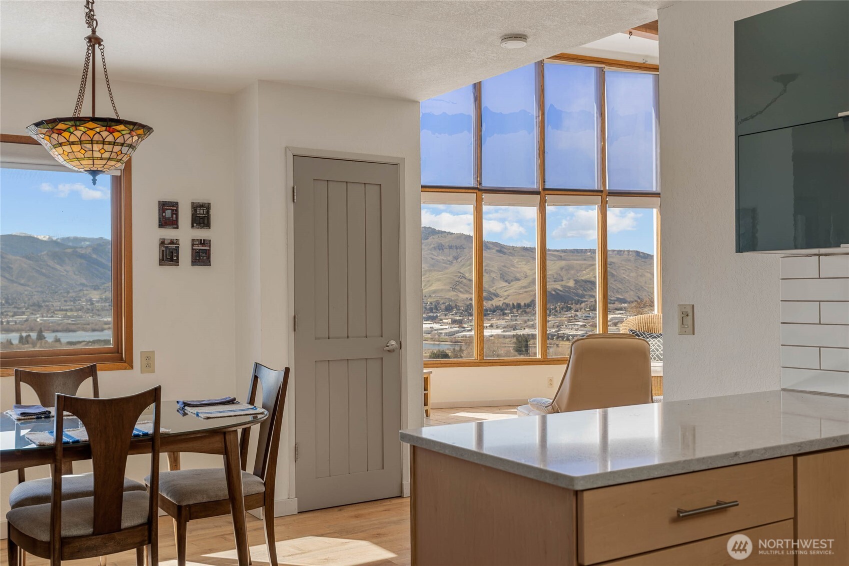 71 Blue Grade Road East Wenatchee, WA 98802 - Photo 14 of 29 a living room with furniture and a window