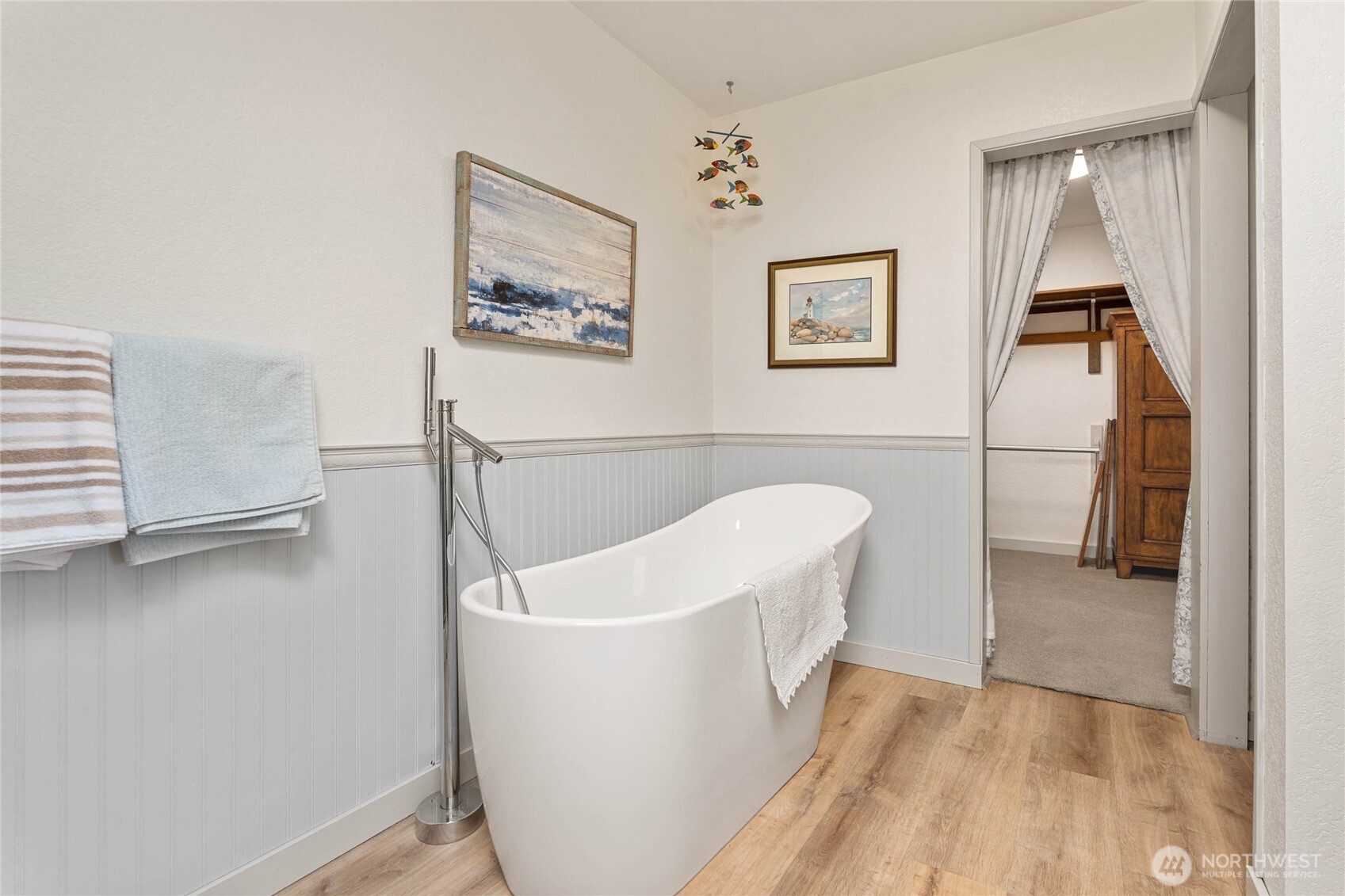 71 Blue Grade Road East Wenatchee, WA 98802 - Photo 19 of 29 a white bath tub sitting in a bathroom