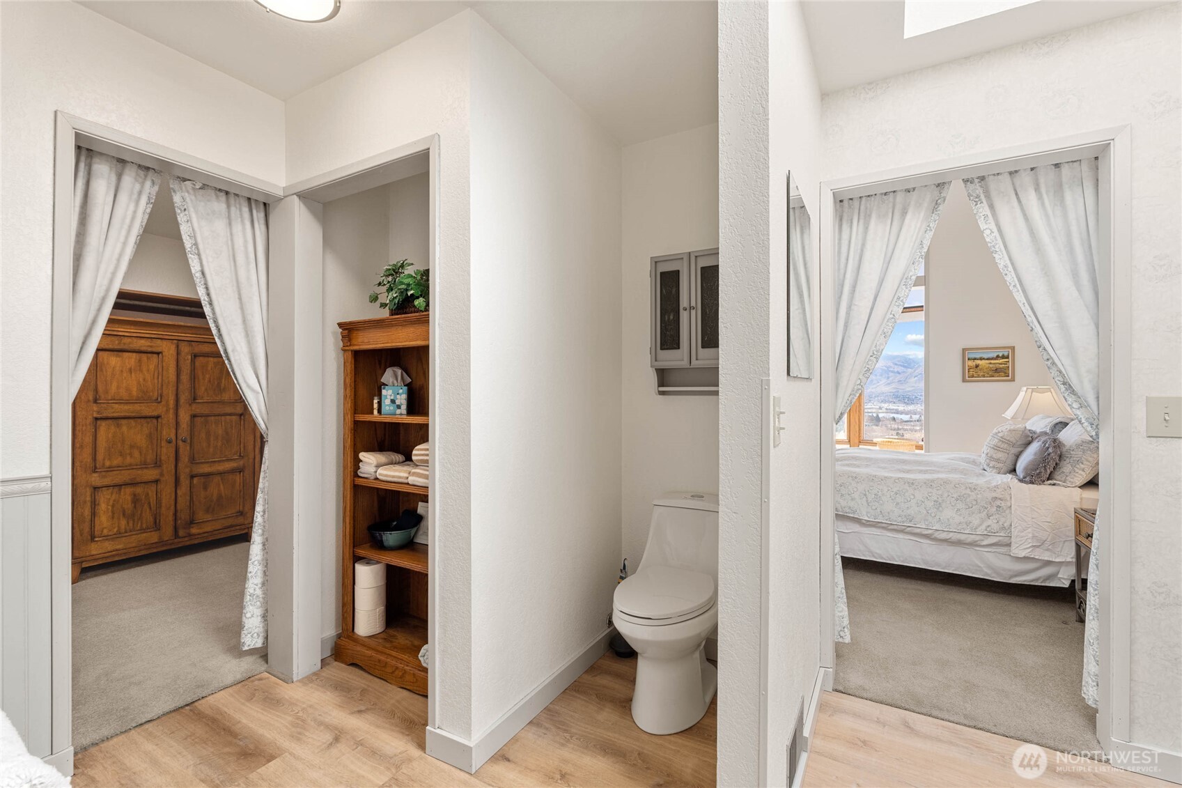 71 Blue Grade Road East Wenatchee, WA 98802 - Photo 21 of 29 a living room with furniture and a baby crib