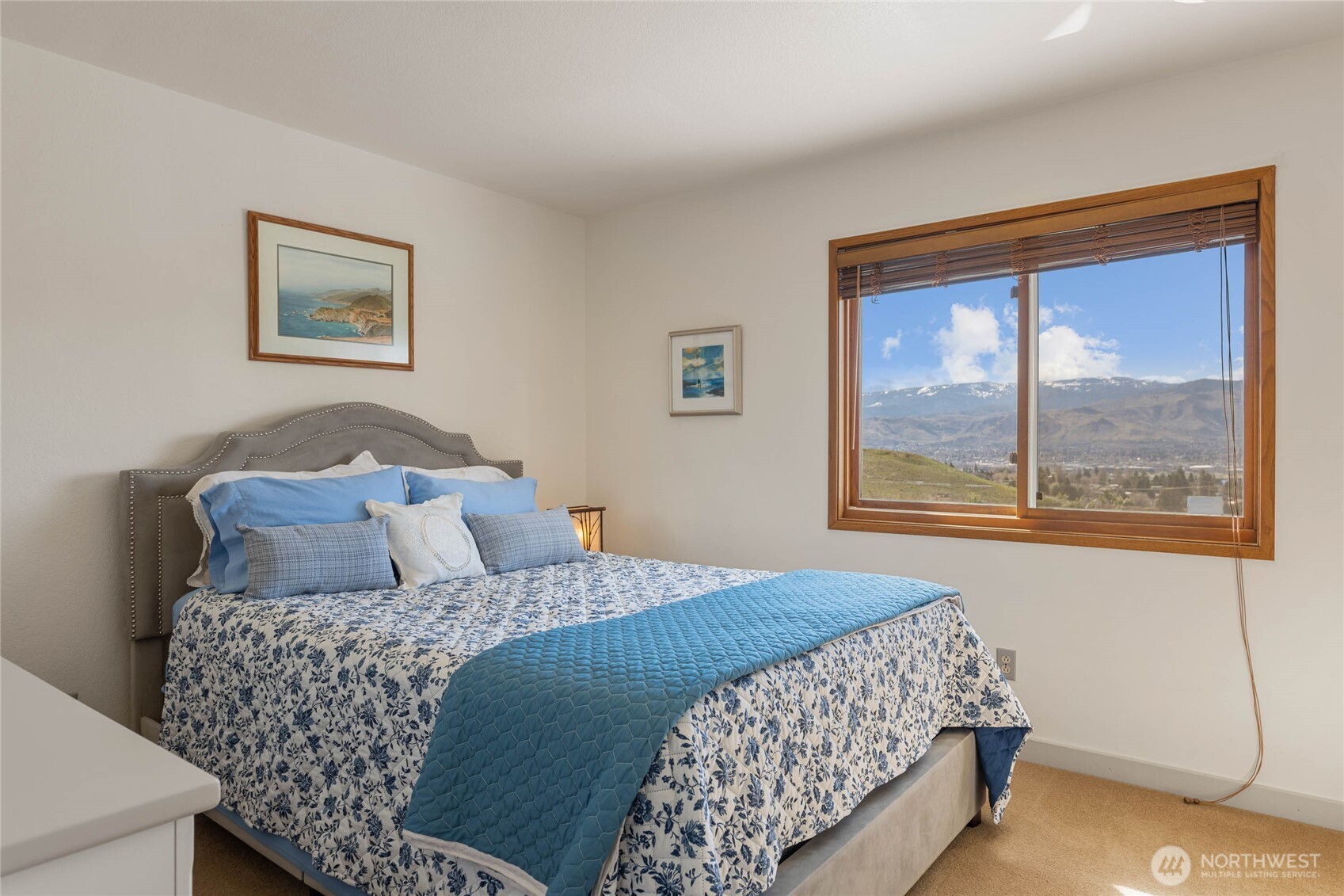 71 Blue Grade Road East Wenatchee, WA 98802 - Photo 22 of 29 a bedroom with a bed and a painting on the wall