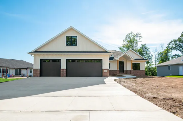 $619,900 | 3224 Eclipse Drive, Green Bay, WI 54311