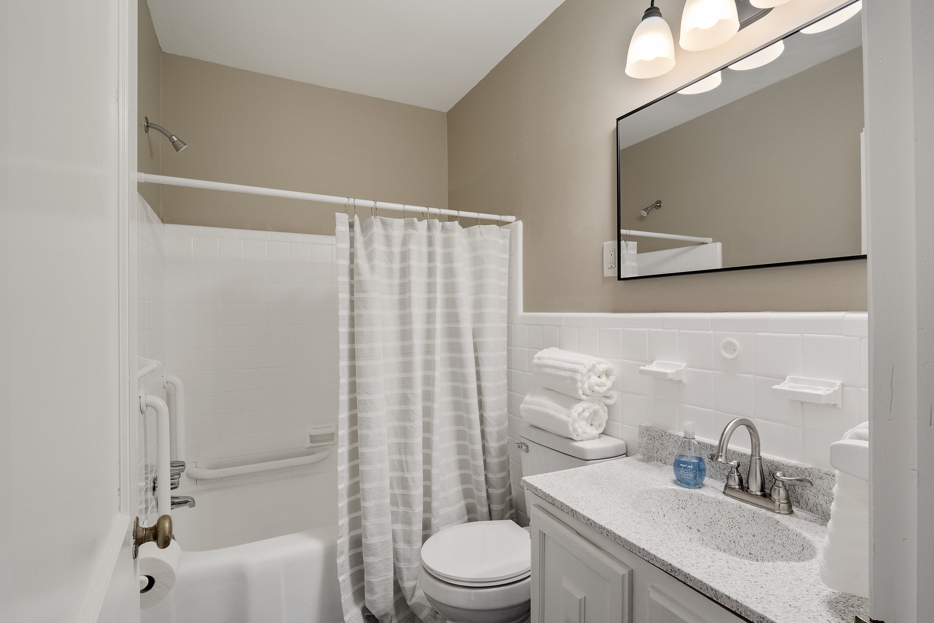 4329 Jamerson Road Memphis, TN 38122 - Photo 14 of 33 a bathroom with a sink toilet and shower