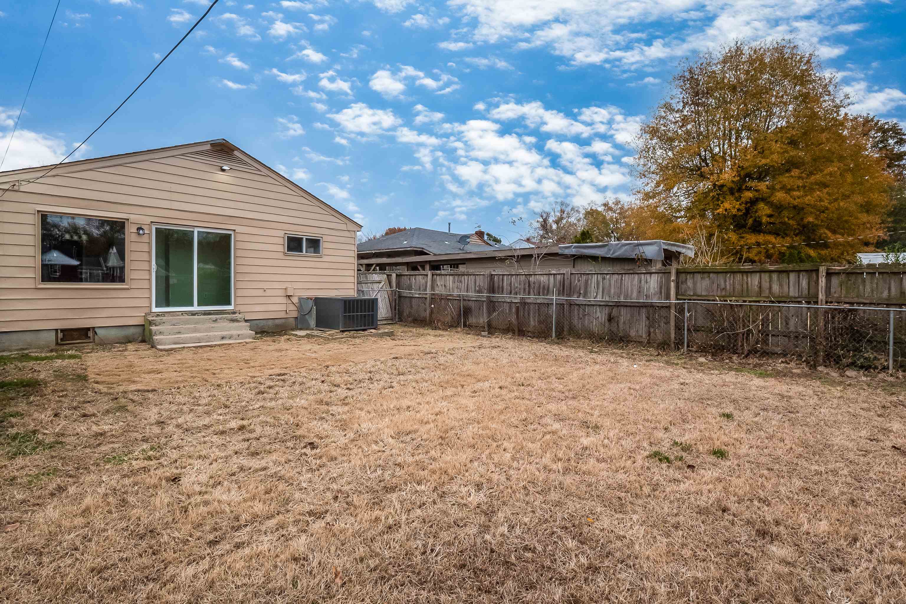 4329 Jamerson Road Memphis, TN 38122 - Photo 25 of 33 a backyard of a house with wooden fence