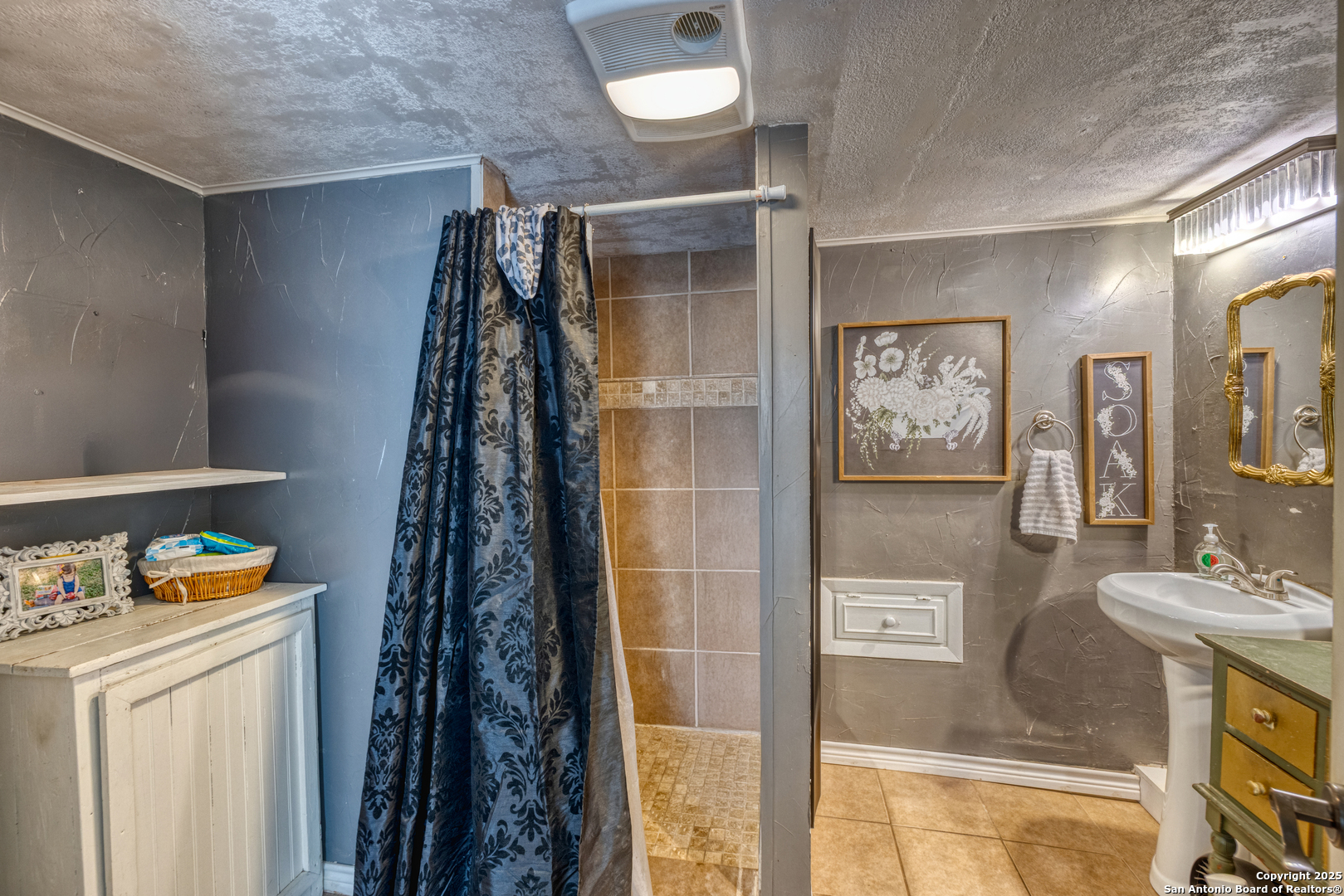 518 North Getty Street Uvalde, TX 78801 - Photo 12 of 31 a bathroom with a sink toilet and shower