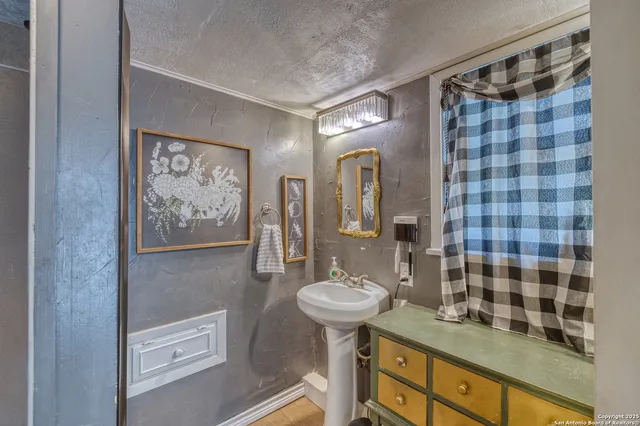 $299,000 | 518 North Getty Street, Uvalde, TX 78801