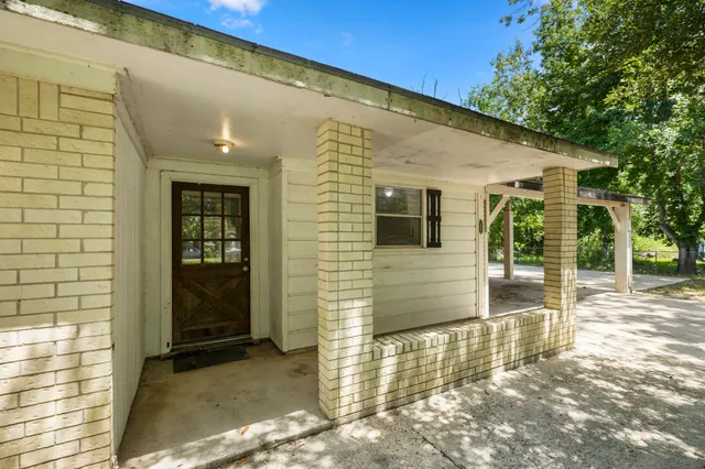 a view of a back yard of the building