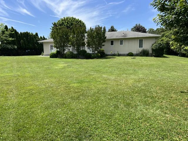 a view of a house with a yard