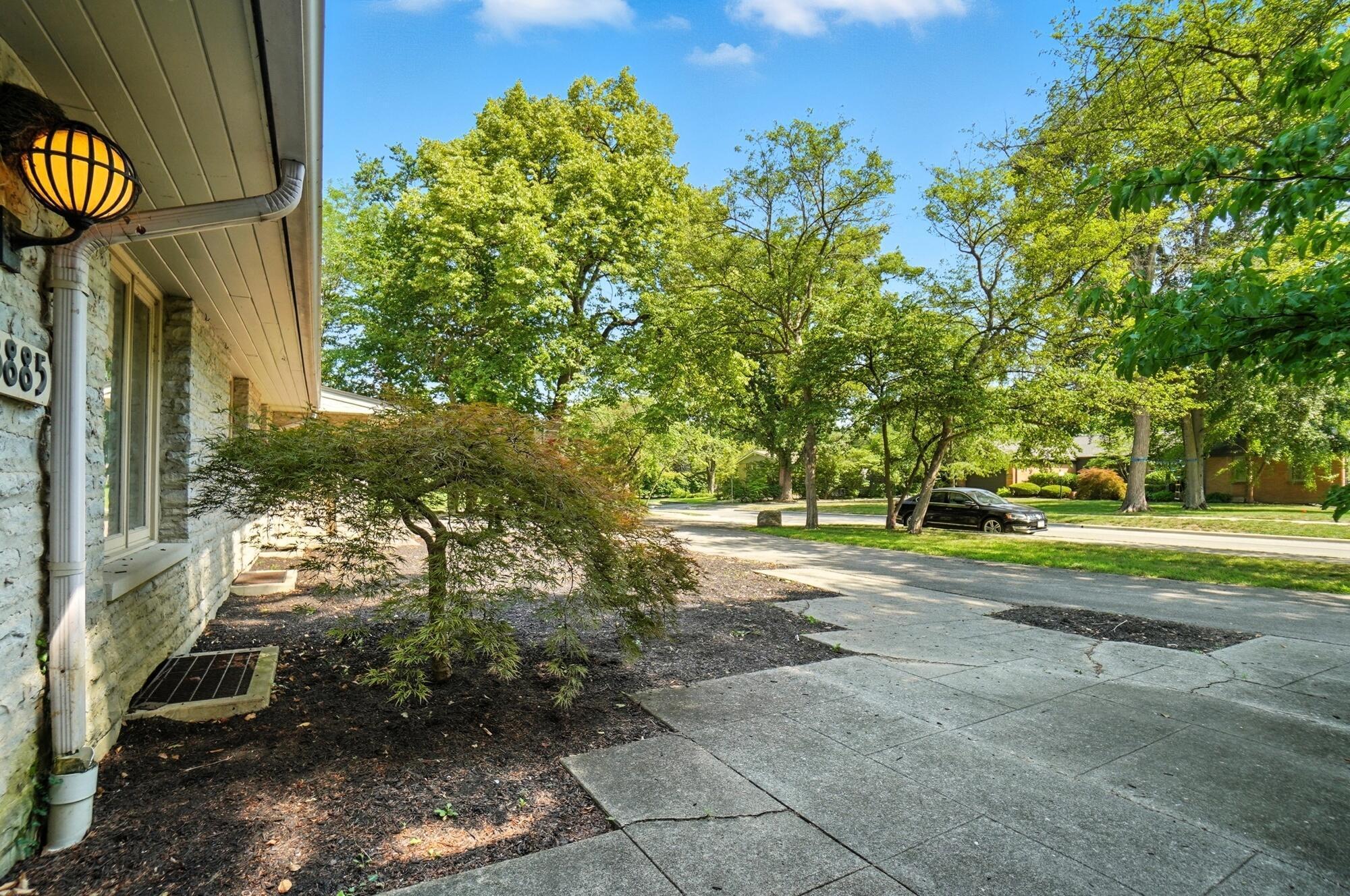 3885 Woodbridge Road Columbus, OH 43220 - Photo 12 of 158 013