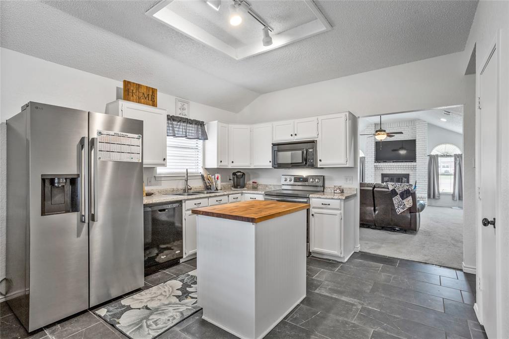 512 Oak Ridge Court Crowley, TX 76036 - Photo 11 of 27