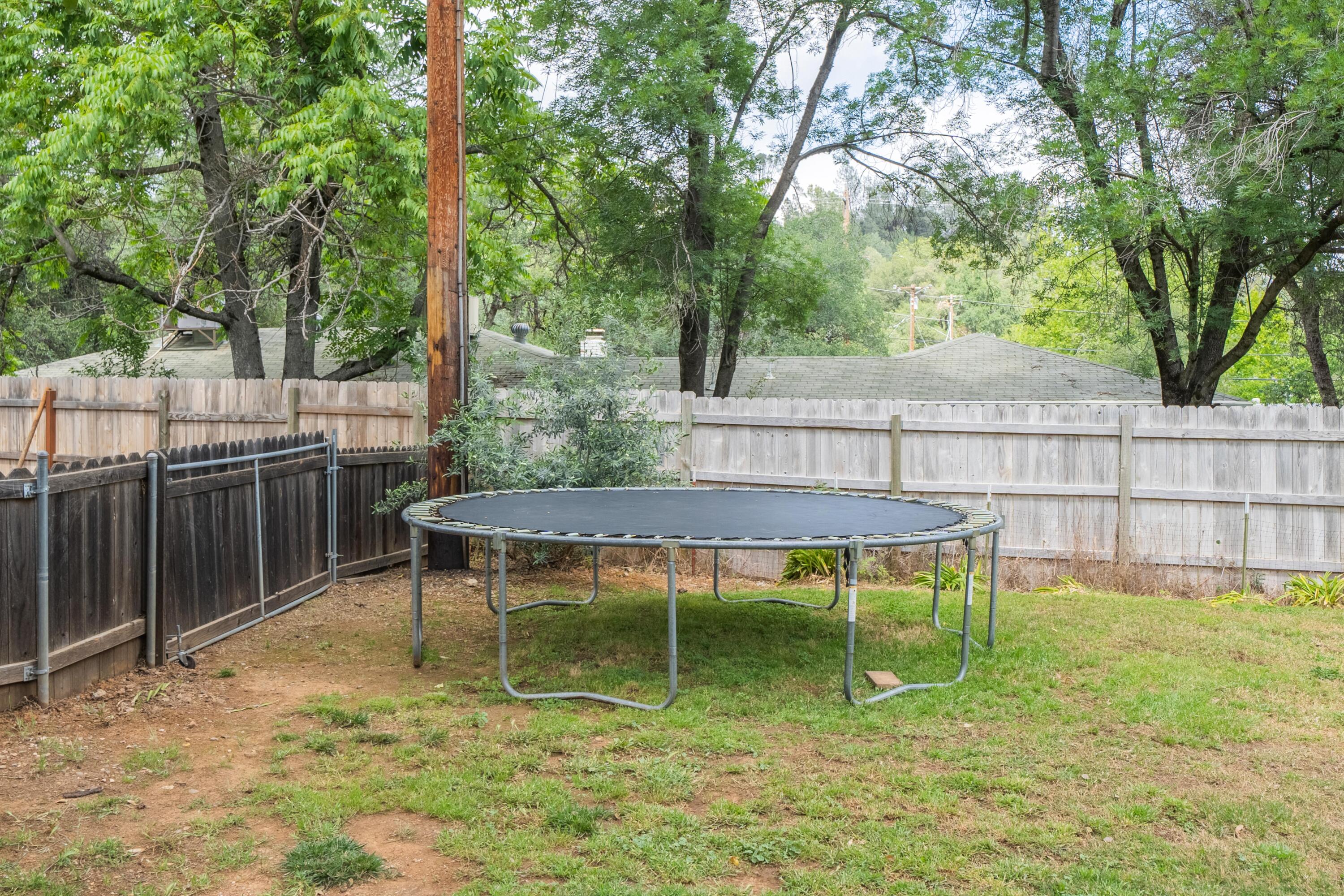 3113 Quartz Hill Road Redding, CA 96003 - Photo 30 of 36 a garden view with a seating space