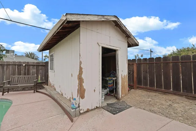a view of a entrance gate of the house