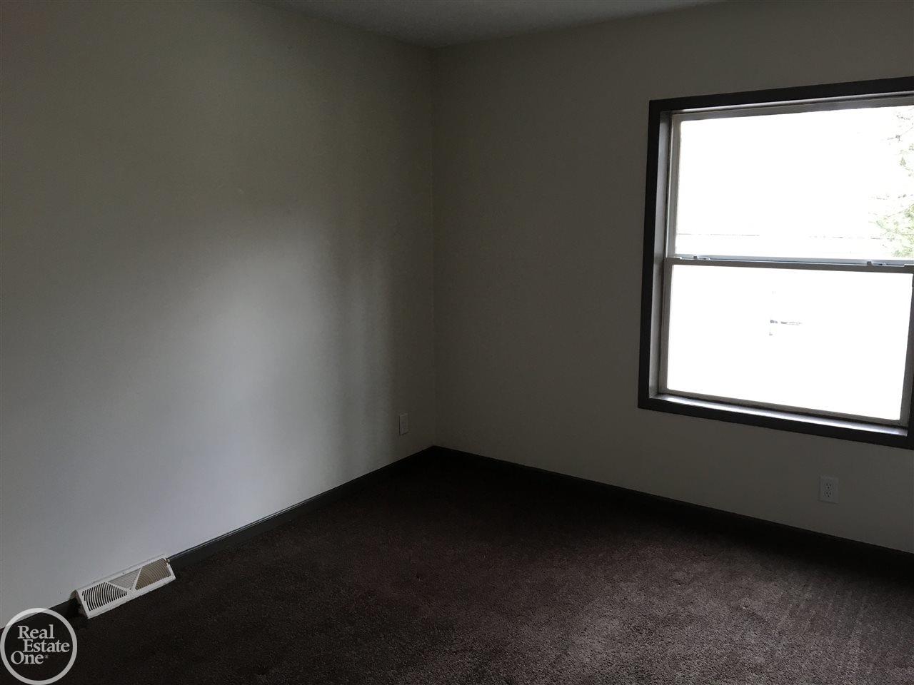 2711 Michigan Road Port Huron, MI 48060 - Photo 24 of 31 31312577-23.JPG