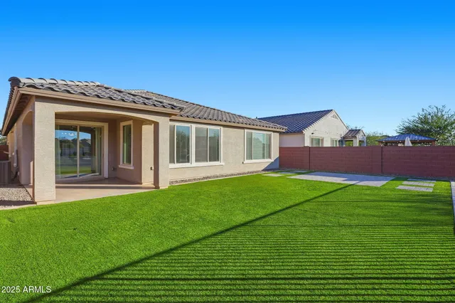 a view of a house with backyard