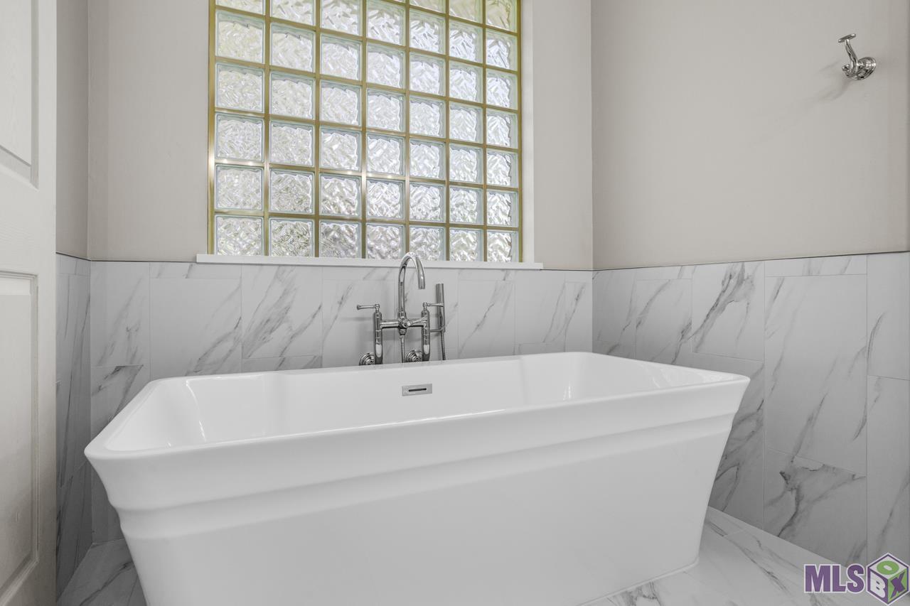 14367 Devall Road Baton Rouge, LA 70818 - Photo 19 of 31 Master Bath - Soaking Tub