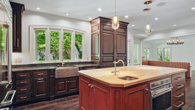 a en suite bathroom with a double vanity sink and a mirror