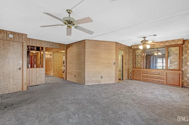 a view of empty room with ceiling fan