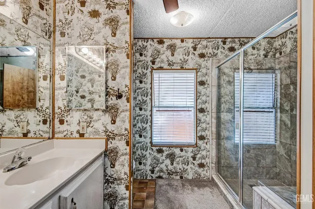 a view of a house with backyard