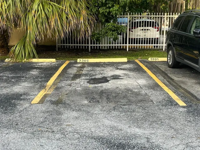 $1,700 | 4301 Northwest S Tamiami Canal Drive, Unit 305, Miami, FL 33126