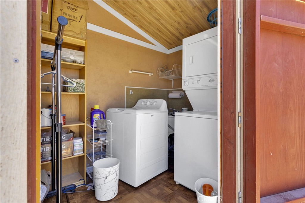 29229 Santa Rosa Road Lucerne Valley, CA 92356 - Photo 58 of 74 a utility room with dryer and washer