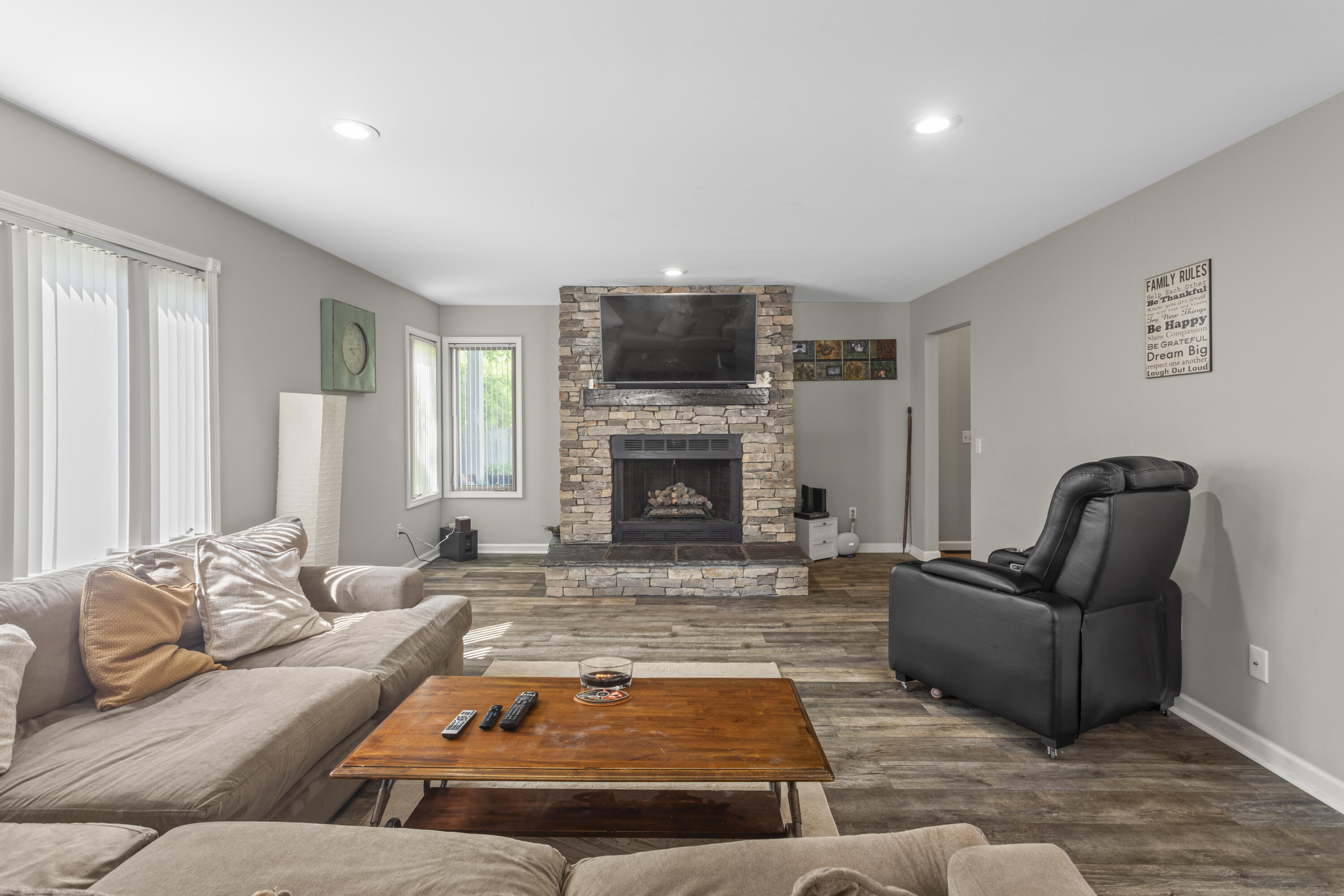 7159 Lobdell Road Linden, MI 48451 - Photo 4 of 54 244A1589