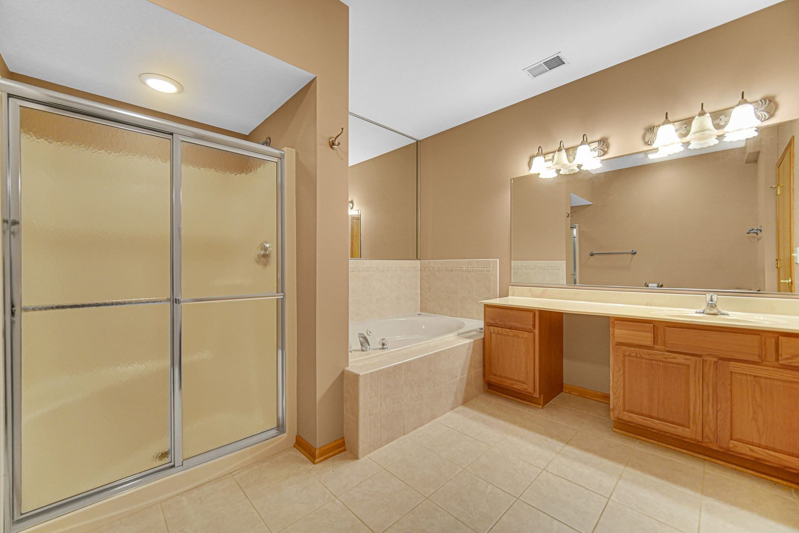 7920 Trinity Circle, Unit 4SW Tinley Park, IL 60487 - Photo 21 of 30 a bathroom with a tub sink and mirror