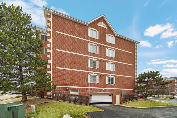 $298,900 | 7920 Trinity Circle, Unit 4SW, Tinley Park, IL 60487