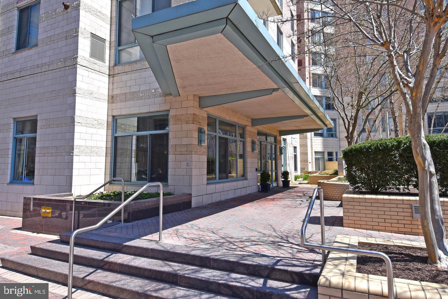 851 North Glebe Road, Unit 1405 Arlington, VA 22203 - Photo 4 of 19 Front Entrance