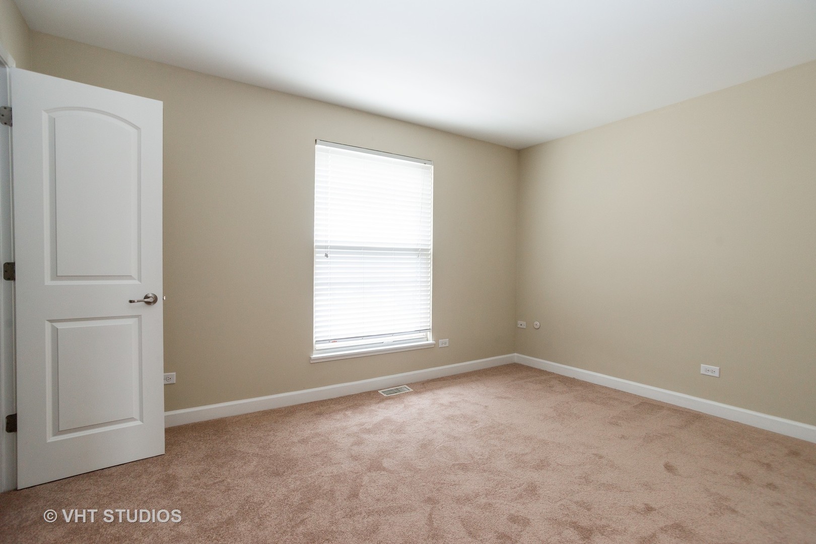 798 Roosevelt Road, Unit 1 Hanover Park, IL 60133 - Photo 9 of 10 an empty room with a window
