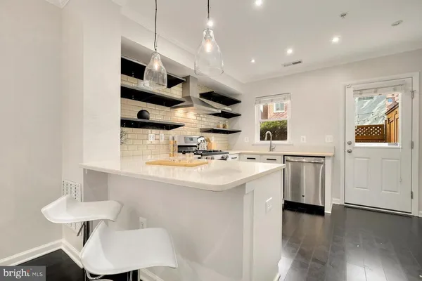 $4,690 | 924 4th Street Southeast, Washington, DC 20003