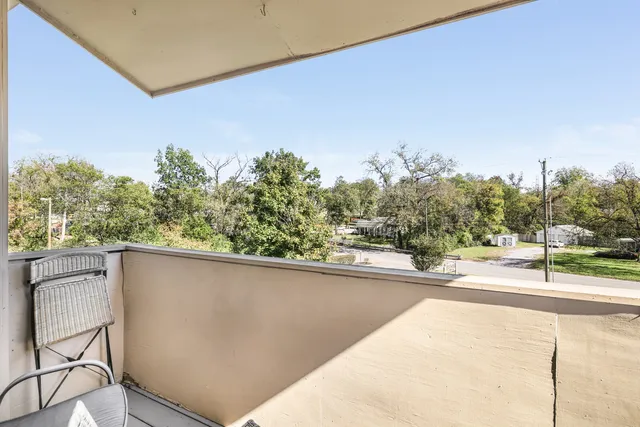 a view of a parking area