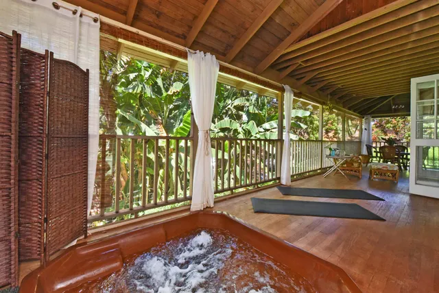 a view of a walk in balcony